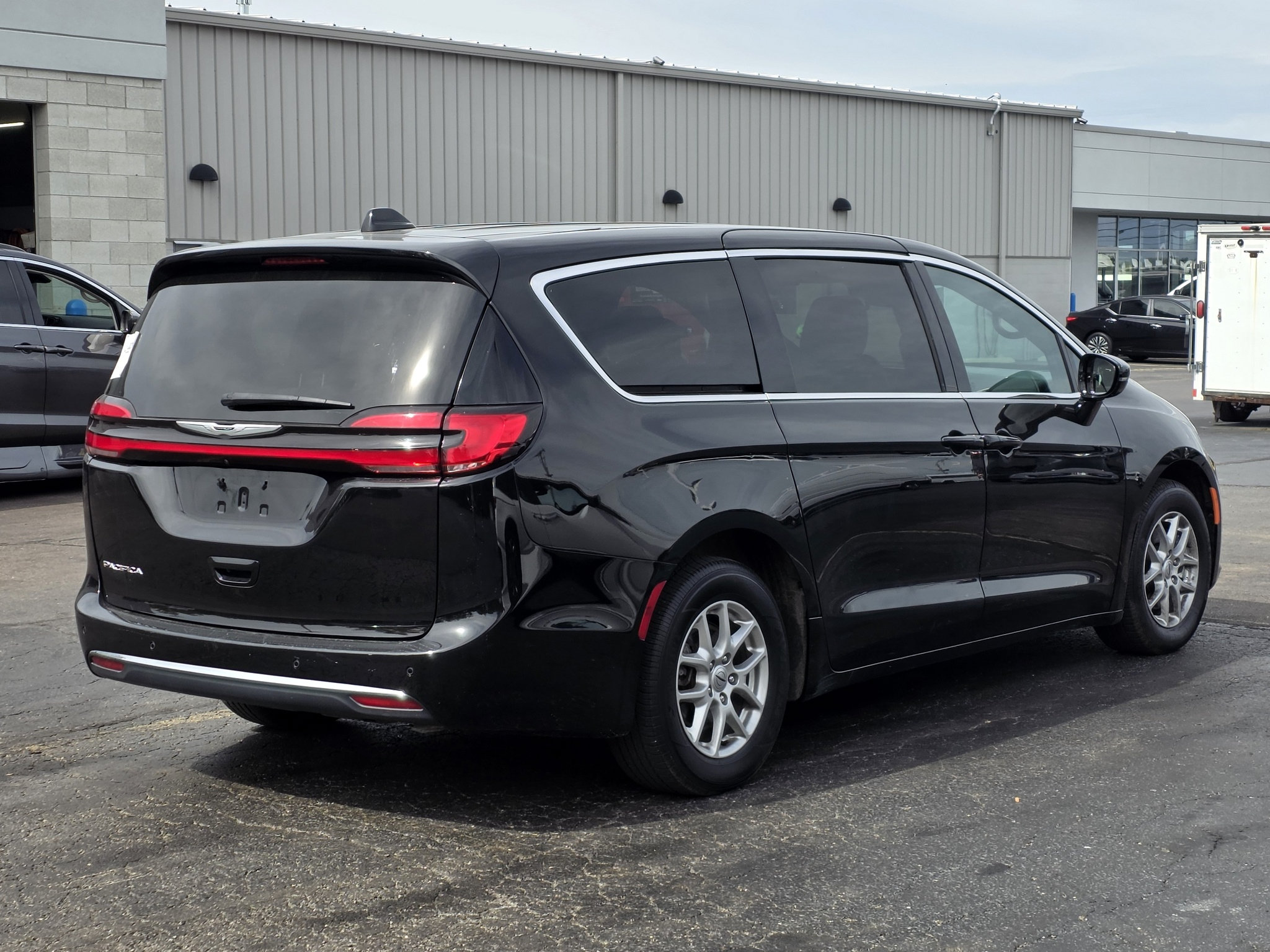 Used 2025 Chrysler Pacifica Select FWD image 2