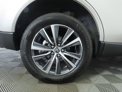 Used 2021 Toyota Venza LE image 32