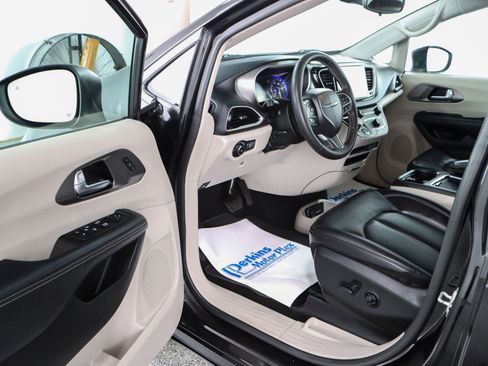 Used 2023 Chrysler Pacifica Touring-L image 3