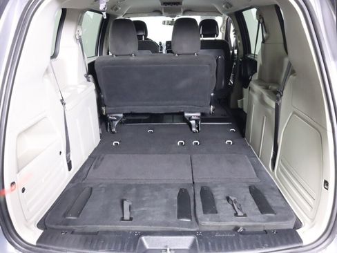 Used 2017 Dodge Grand Caravan SE image 25