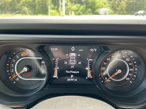 Used 2024 Jeep Wrangler Unlimited Rubicon AWD/4WD image 16