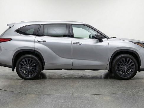 Used 2025 Toyota Highlander XSE image 11