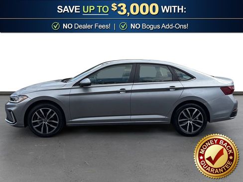 Used 2025 Volkswagen Jetta SE image 2