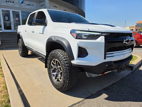 Used 2024 Chevrolet Colorado ZR2 w/ ZR2 Convenience Package III AWD/4WD image 3