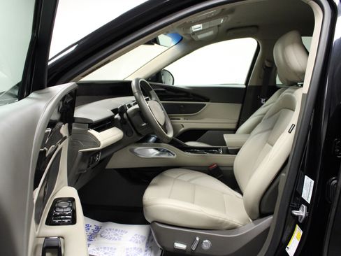 Used 2024 Lincoln Nautilus Premier image 12