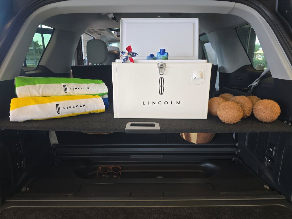 New 2027 Lincoln Navigator Black Label w/ Black Label Special Edition RWD image 9