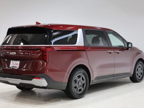 Used 2025 Kia Carnival FWD image 8