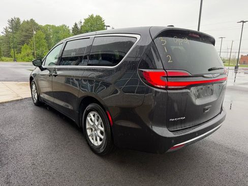 Used 2023 Chrysler Pacifica Touring-L FWD image 7