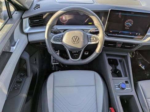 New 2026 Volkswagen Tiguan SE R-Line FWD image 11