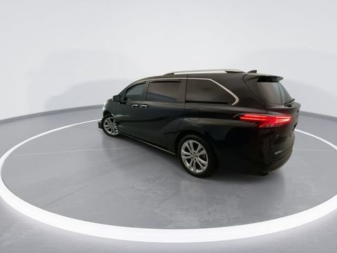 Used 2023 Toyota Sienna Platinum FWD image 2