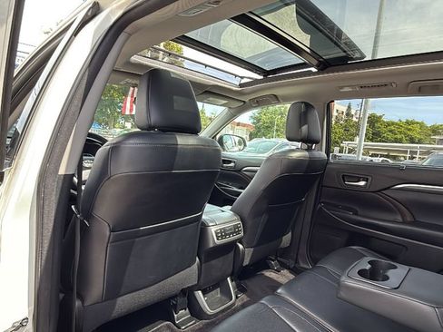 Used 2018 Toyota Highlander Limited Platinum AWD/4WD image 30