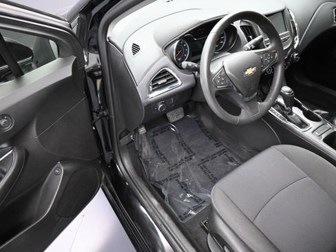 Used 2018 Chevrolet Cruze LT w/ Convenience Package image 12