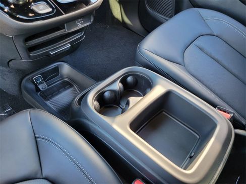 New 2026 Chrysler Pacifica Select image 14