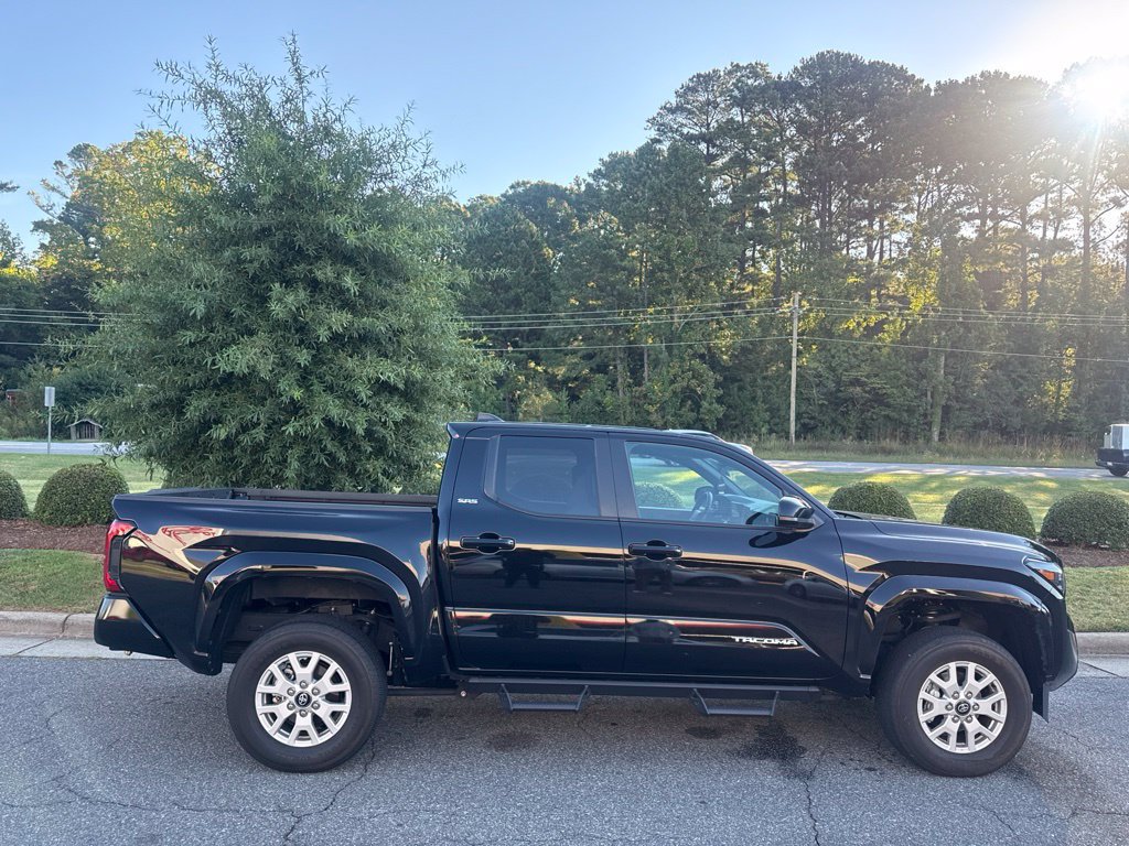 Used 2024 Toyota Tacoma SR5 AWD/4WD image 5