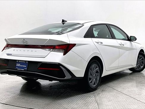 Used 2024 Hyundai Elantra SEL image 2