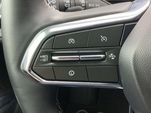 Used 2025 Chevrolet Traverse LT FWD image 19