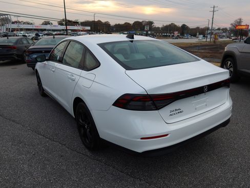 Certified 2025 Honda Accord SE image 6