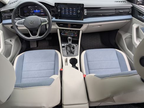 Used 2025 Volkswagen Jetta SE w/ Sunroof Package FWD image 22