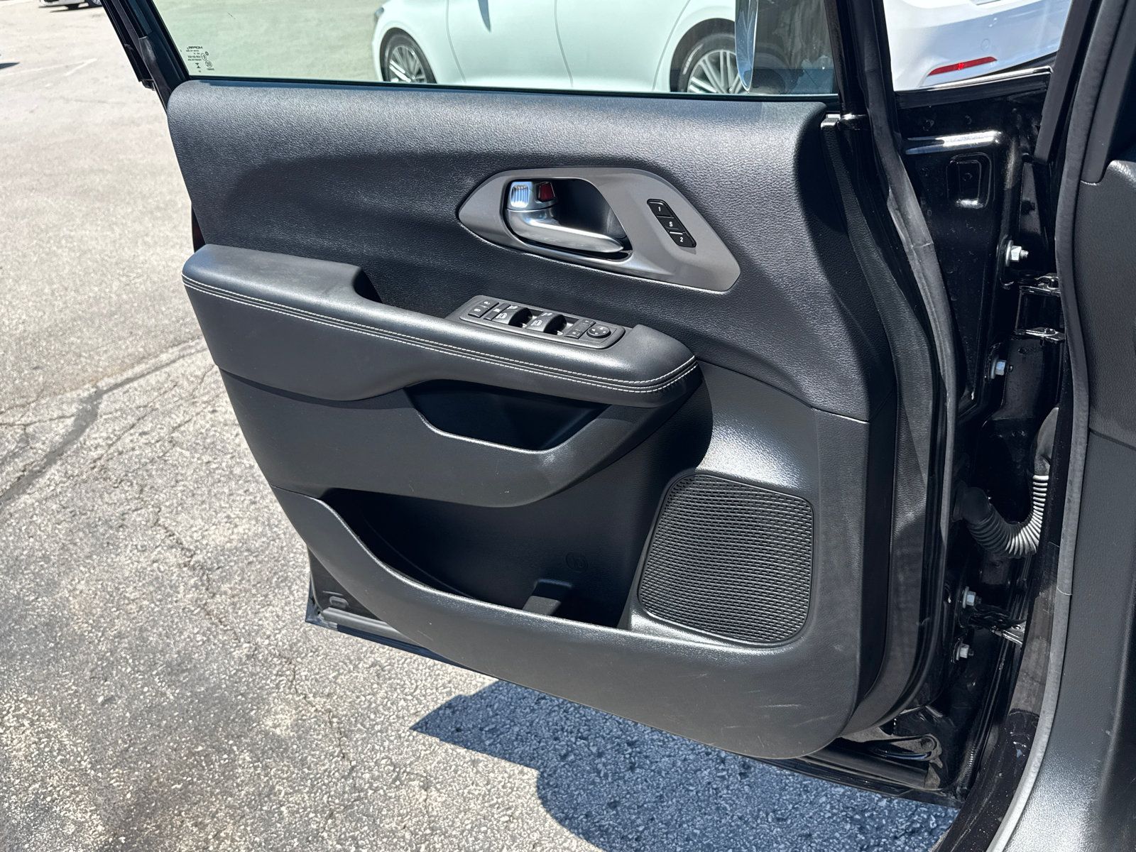 Used 2025 Chrysler Pacifica Select FWD image 17