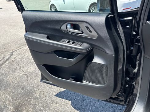 Used 2025 Chrysler Pacifica Select FWD image 17