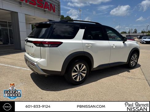 Used 2022 Nissan Pathfinder SL AWD/4WD image 6