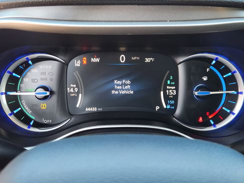 Used 2023 Chrysler Pacifica Touring-L image 10