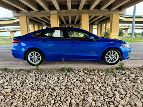Used 2019 Ford Fusion SE FWD image 2