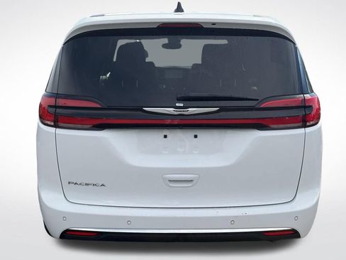 Used 2025 Chrysler Pacifica Select FWD image 8