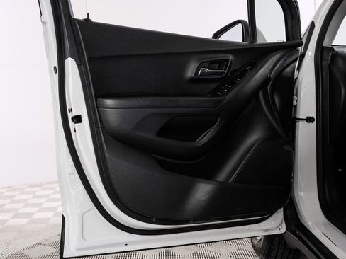 Used 2022 Chevrolet Trax LT w/ Driver Confidence Package image 38