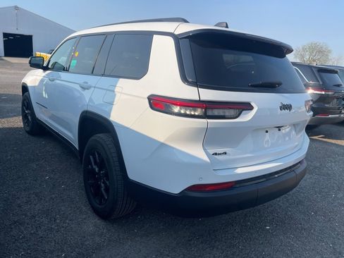 Used 2024 Jeep Grand Cherokee L Laredo image 2