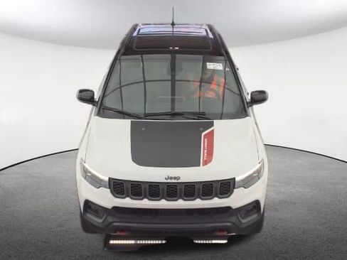 Used 2025 Jeep Compass Trailhawk w/ Trailhawk Elite Group AWD/4WD image 2