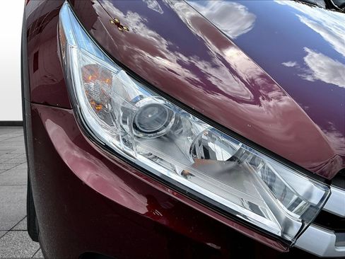 Used 2018 Toyota Highlander XLE AWD/4WD image 36