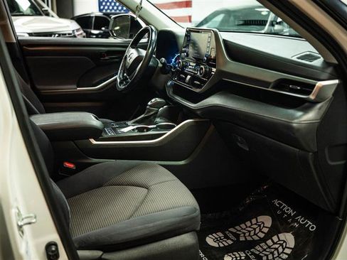 Used 2021 Toyota Highlander LE AWD/4WD image 15