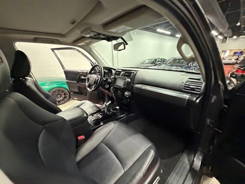 Used 2018 Toyota 4Runner TRD Off-Road Premium AWD/4WD image 39