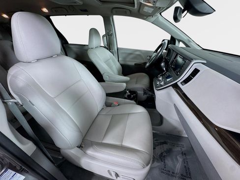 Used 2020 Toyota Sienna XLE image 31