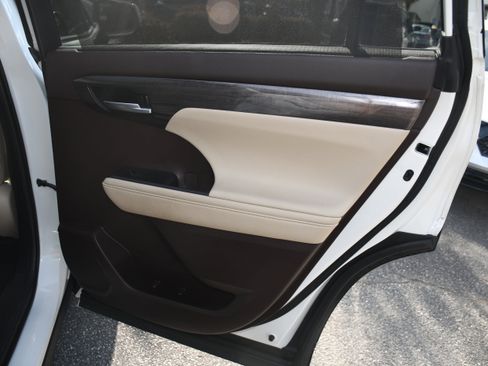 Certified 2021 Toyota Highlander Platinum image 21