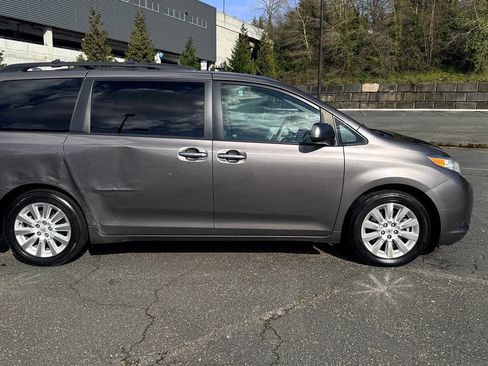 Used 2012 Toyota Sienna Limited w/ Premium Pkg image 7