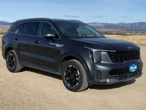 Used 2024 Kia Sorento S image 2