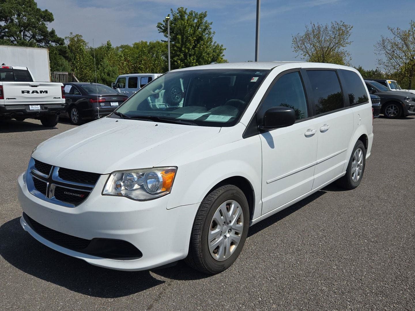 Used 2016 Dodge Grand Caravan SE w/ Quick Order Package 29E SE FWD image 3