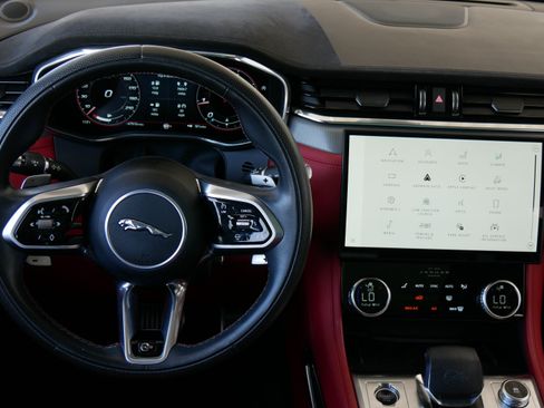 Used 2021 Jaguar F-PACE SVR AWD/4WD image 17