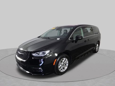 Used 2024 Chrysler Pacifica Touring-L FWD image 4