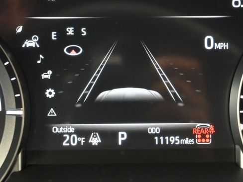 Used 2025 Toyota Highlander XLE AWD/4WD image 16