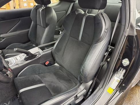 Used 2023 Toyota GR86 Premium w/ ALL Weather Mat Package (TMS) image 18