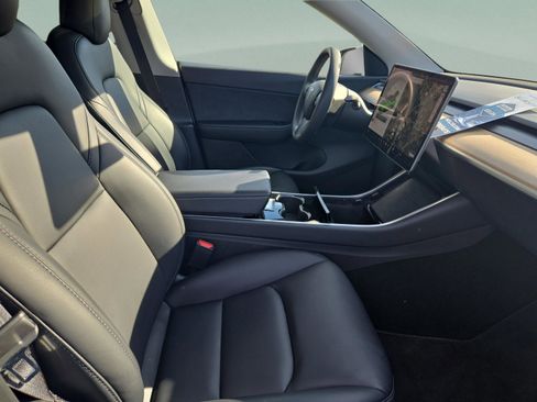 Used 2020 Tesla Model Y Long Range image 24