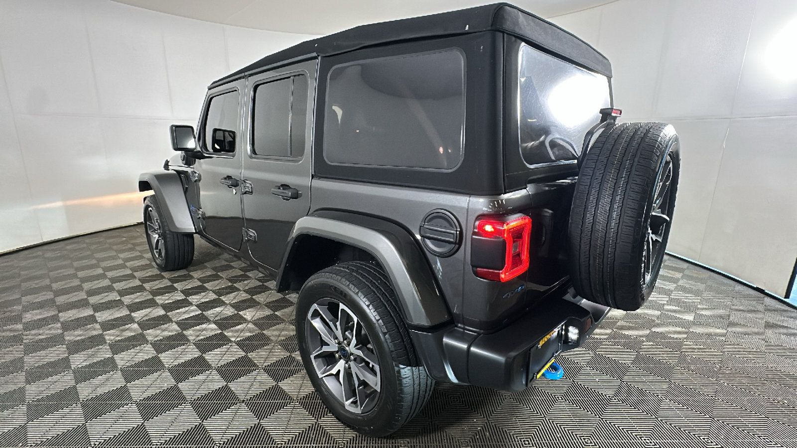 Used 2024 Jeep Wrangler Unlimited w/ Convenience Group AWD/4WD image 7