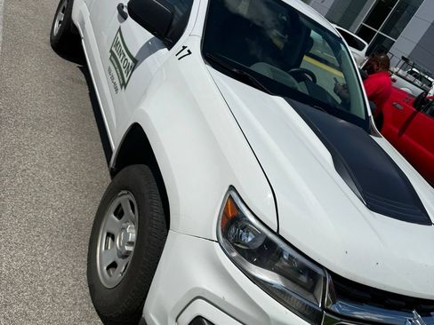 Used 2022 Chevrolet Colorado W/T AWD/4WD image 2