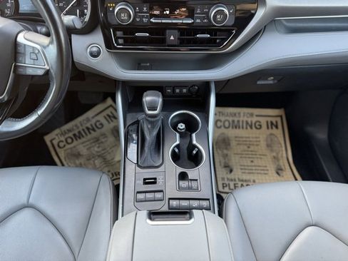 Used 2021 Toyota Highlander XLE image 30