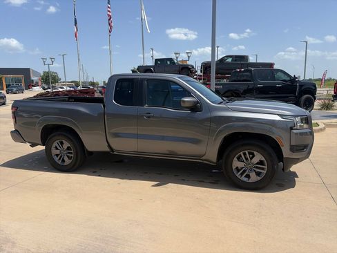 Used 2025 Nissan Frontier SV RWD image 8