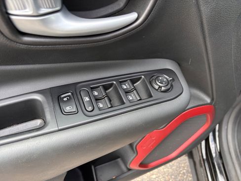 Used 2023 Jeep Renegade Latitude AWD/4WD image 19