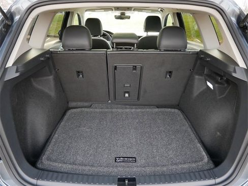 Certified 2025 Volkswagen Taos SE image 18